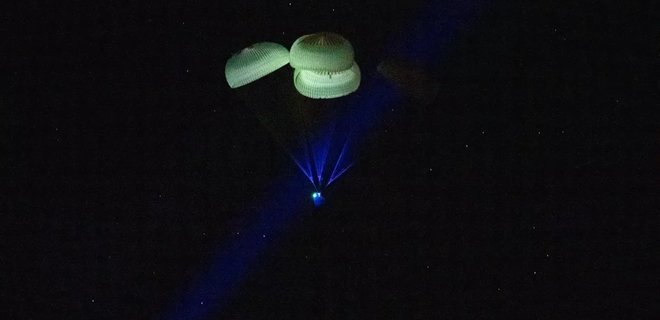 З МКС на Землю повернувся корабель SpaceX з екіпажем з американців, японця та росіянки - фото - Фото