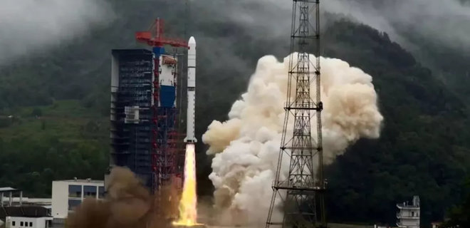 Часть китайской ракеты вошла в атмосферу над США, обломки не найдены - Фото