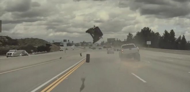 Автопилот Tesla избежал столкновения с оторванным колесом пикапа – видео аварии - Фото