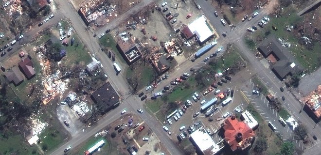 В США торнадо уничтожил город. Как это выглядит на фото со спутников - Фото