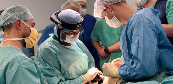 В Україні провели першу операцію з вживлення протеза прямо у кістку - Фото