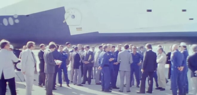 NASA поделилось видео Чарльза, когда ему показывали первый шаттл в 1977 году - Фото