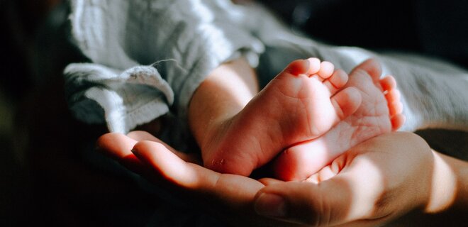 В Великобритании родился первый ребенок, имеющий ДНК трех человек. Почему так произошло - Фото