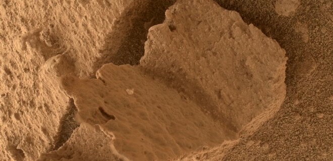 Марсохід Curiosity знайшов на Марсі висічену водою скелю у вигляді книги – фото - Фото