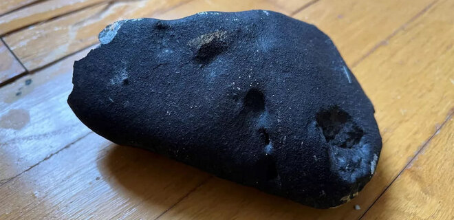 В США редкий метеорит пробил крышу дома и упал на пол – фото - Фото