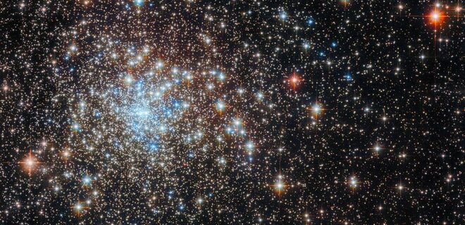 Космический телескоп Хаббл показал скопление звезд. Внутри может быть черная дыра – фото - Фото