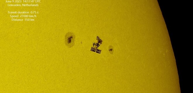 Астрофотограф показал пролет МКС на фоне Солнца. Двое астронавтов были в открытом космосе - Фото