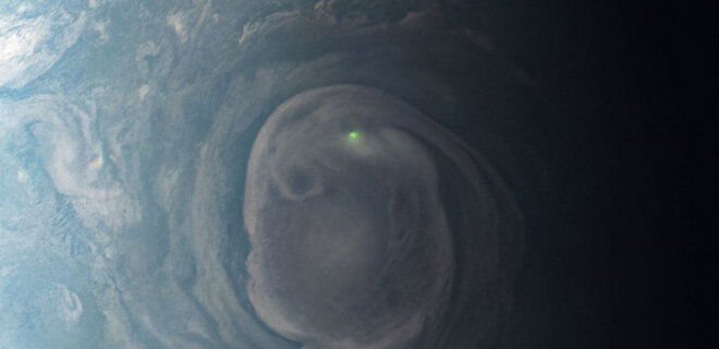 Зонд NASA Juno показал зеленую молнию на Юпитере – фото - Фото