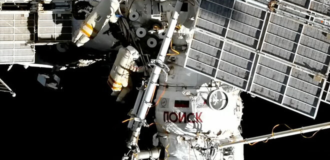 Российские космонавты выбросили оборудование с МКС в открытый космос - Фото