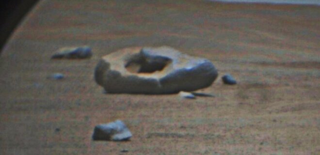 Марсохід Perseverance знайшов на поверхні Марса метеорит, схожий на пончик – фото - Фото