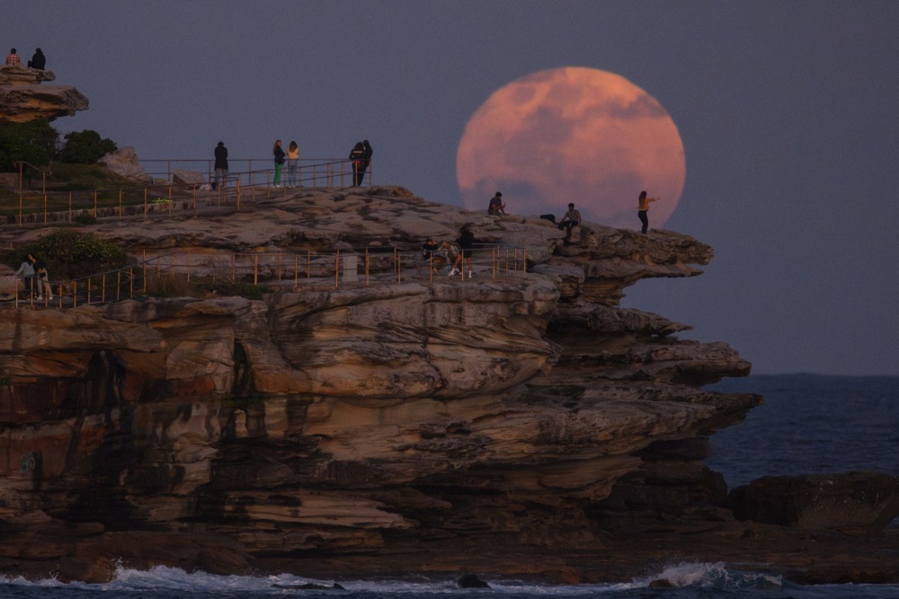 Суперблакитний місяць можна було побачити вночі проти 31 серпня. Як це виглядало – фото - Фото
