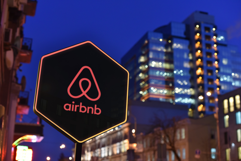 Міста вичавлюють Airbnb з ринку. Що це означає для туристів та власників житла - Фото
