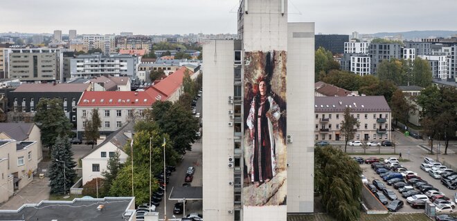 В центре Вильнюса открыли мурал, посвященный Украине. Его создавал робот – фото - Фото