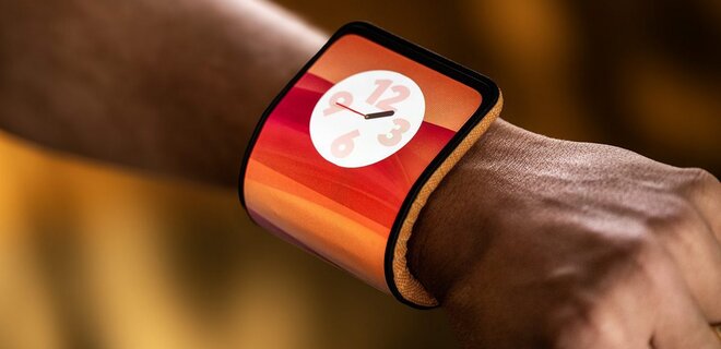 Motorola показала гибкий смартфон. Его можно повернуть вокруг запястья - Фото