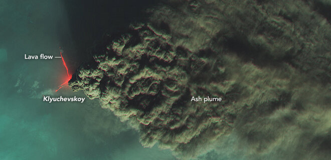NASA показало извержение вулкана Ключевская Сопка в России со спутника – фото - Фото